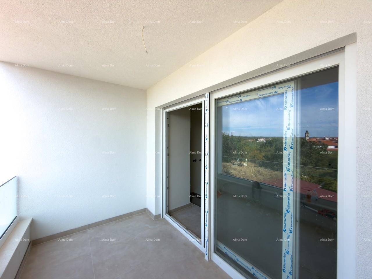 Geräumiger Balkon mit Fliesenboden und weitem Blick über die Umgebung.