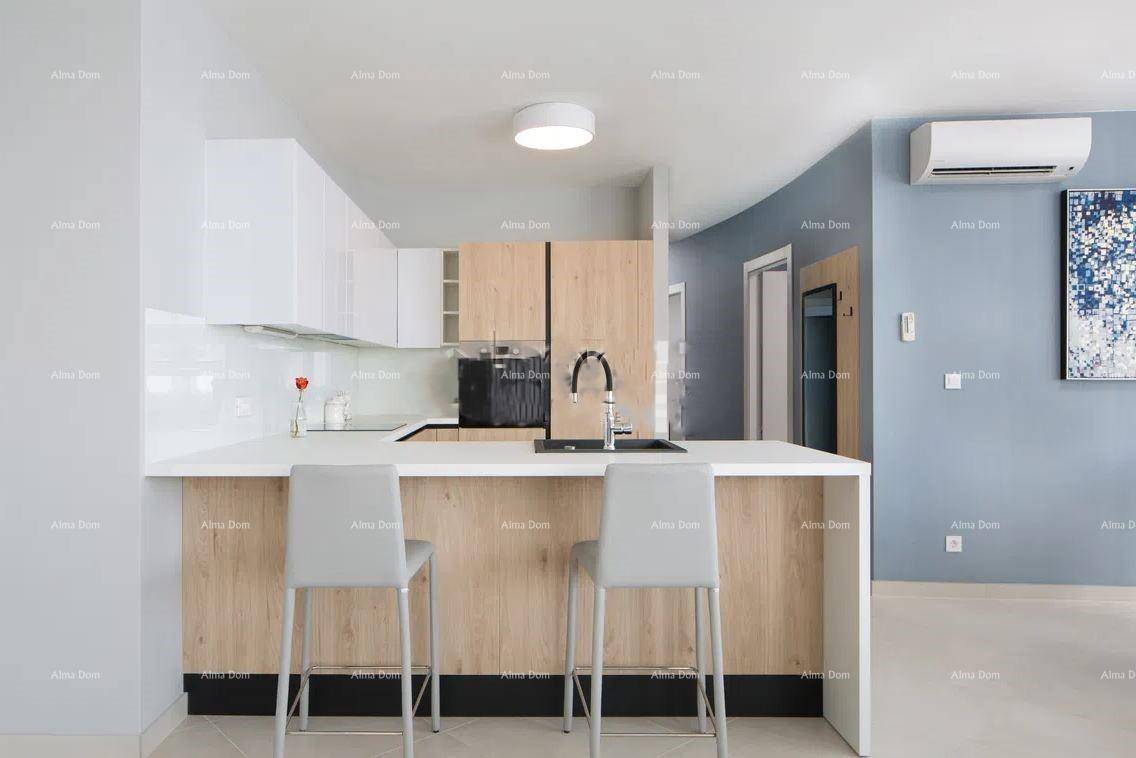 Moderne Küche mit Frühstücksbar, hellen Holz- und weißen Schränken sowie integrierten Geräten.