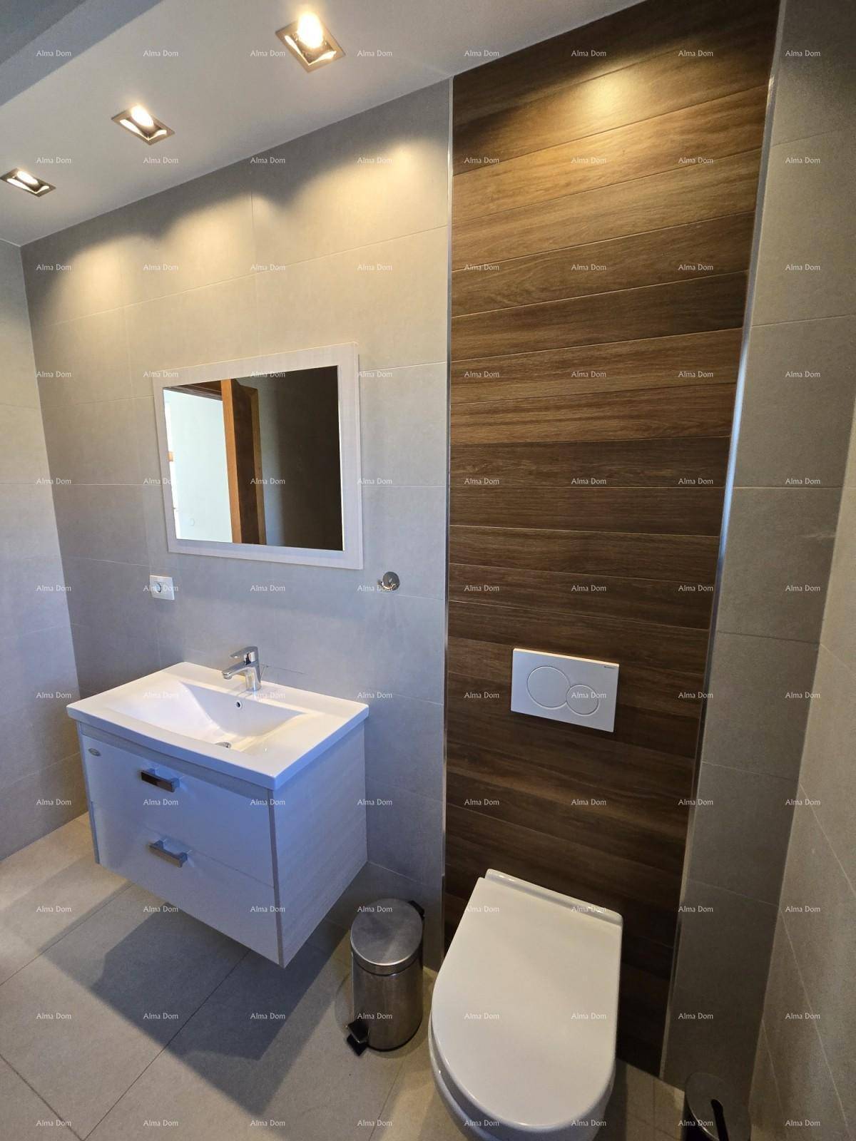 Modernes Badezimmer mit Waschtisch, Spiegel und Wand-WC, hell gefliest.