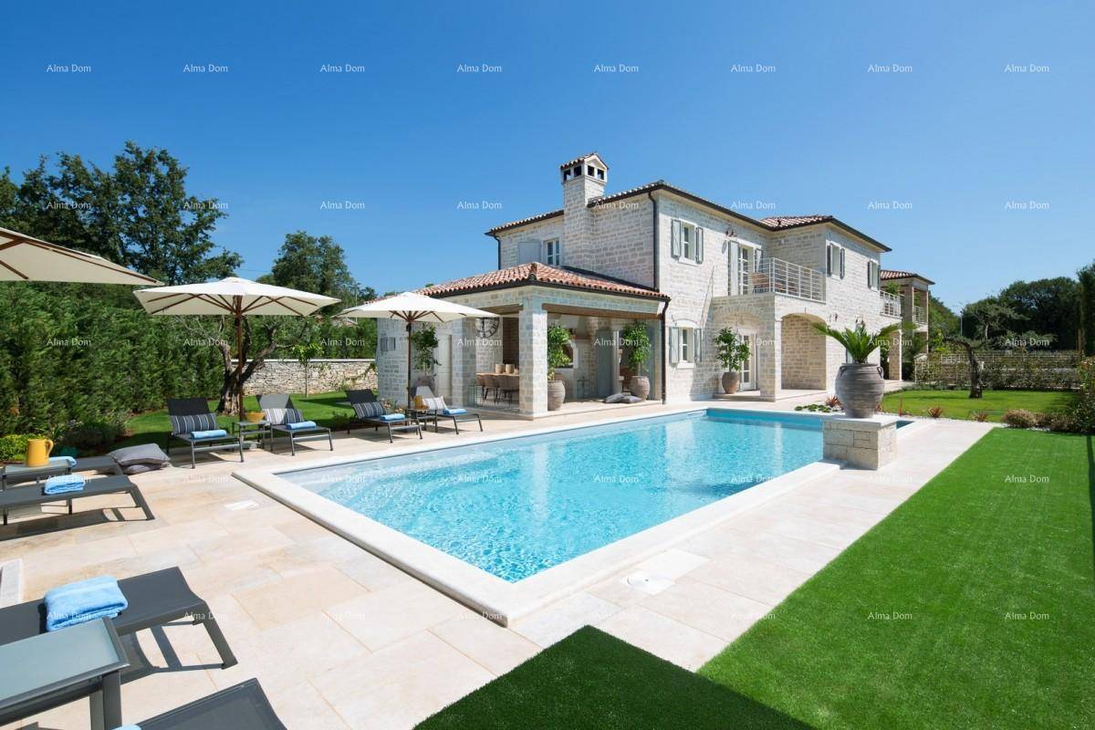 Luxuriöse Steinvilla mit großem Pool und Liegebereich im sonnigen Garten.
