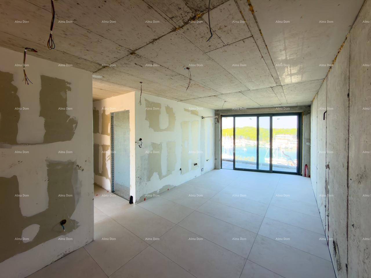 Heller Raum im Rohbau mit unverputzten Wänden, Fliesenboden und weitem Blick auf den Yachthafen.