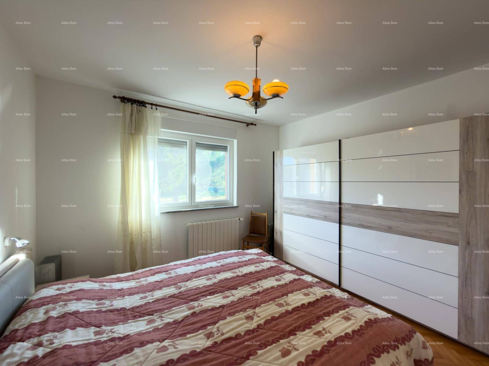 Schlafzimmer mit Doppelbett, Fenster und modernem Schiebetürenschrank, hell und geräumig.