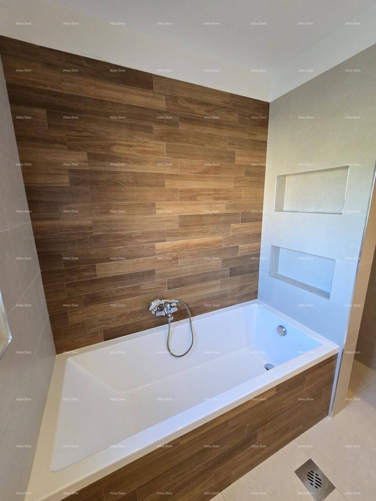 Badezimmer mit eingebauter Badewanne und eleganten Holzoptik-Fliesen an der Wand.