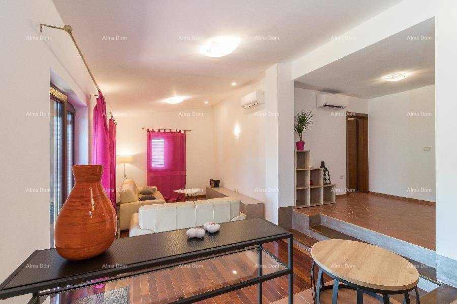 Helles Wohnzimmer mit Holzfußboden, pinken Vorhängen und einer modernen Split-Level-Gestaltung.