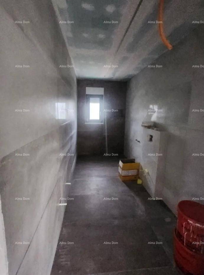 Unfertiger Raum mit Fenster und Fliesen an den Wänden, bereit für den weiteren Ausbau.