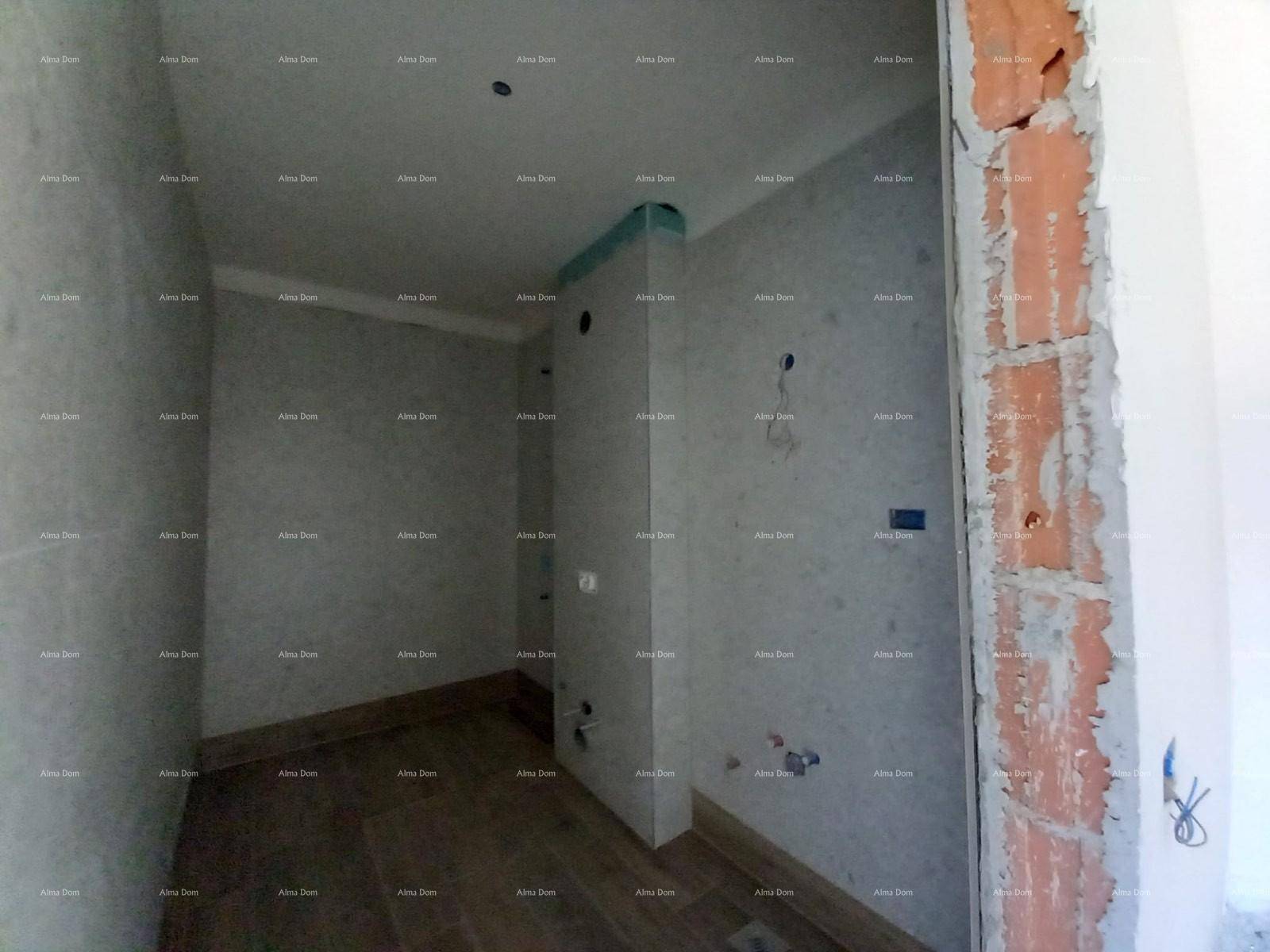 Kleiner Raum im Rohbau mit sichtbaren Installationen, ideal als Abstell- oder Hauswirtschaftsraum.