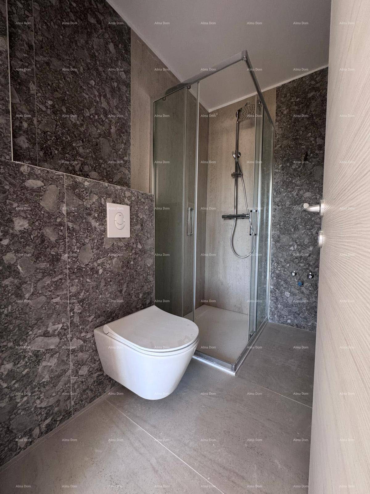 Modernes Badezimmer mit dunklen Fliesen, wandhängendem WC und Duschkabine.