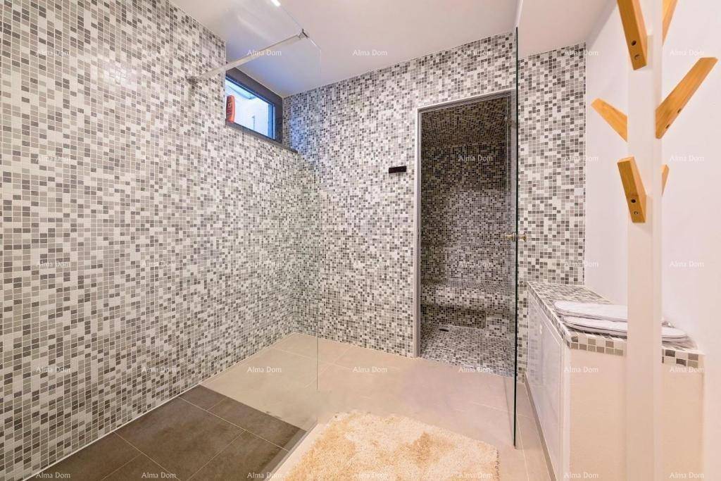 Modernes Dampfbad mit Mosaikfliesen und integrierter Sitzbank in einem Wellnessbereich.