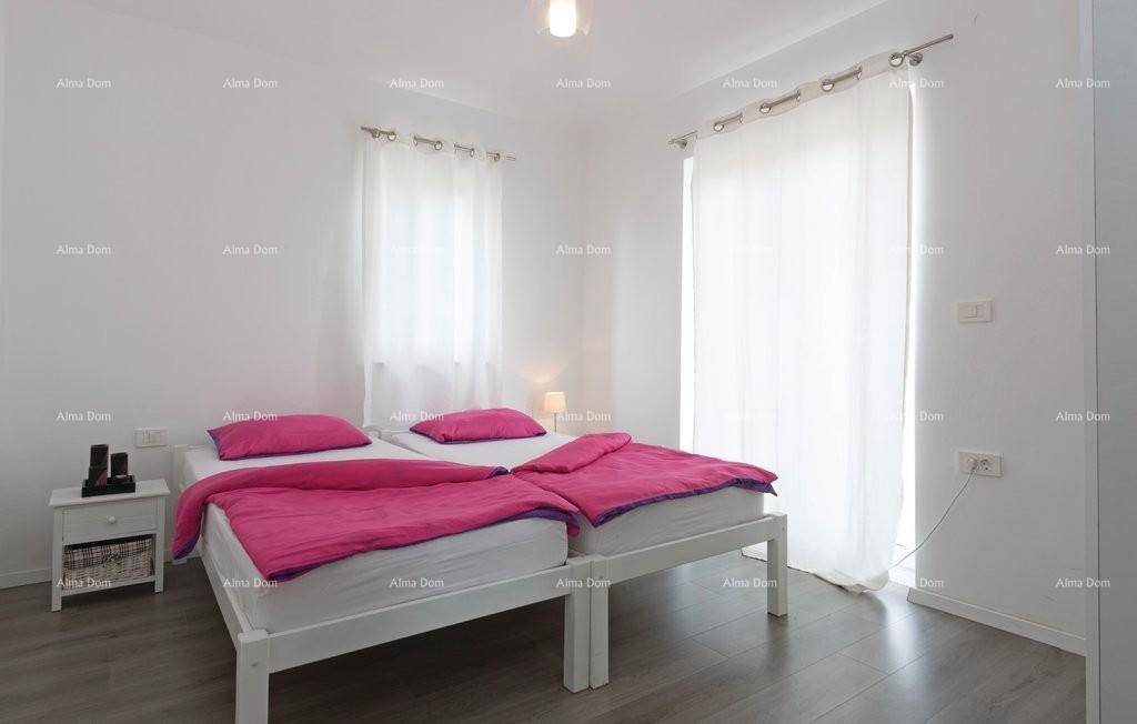 Schlafzimmer mit zwei Einzelbetten, großen Fenstern und hellem Ambiente.