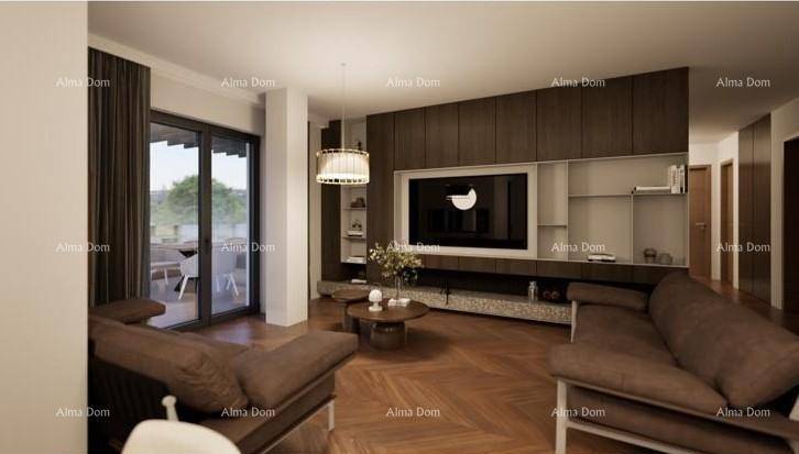 Geräumiges Wohnzimmer mit Holzboden, großem TV-Möbel und Zugang zur Terrasse.