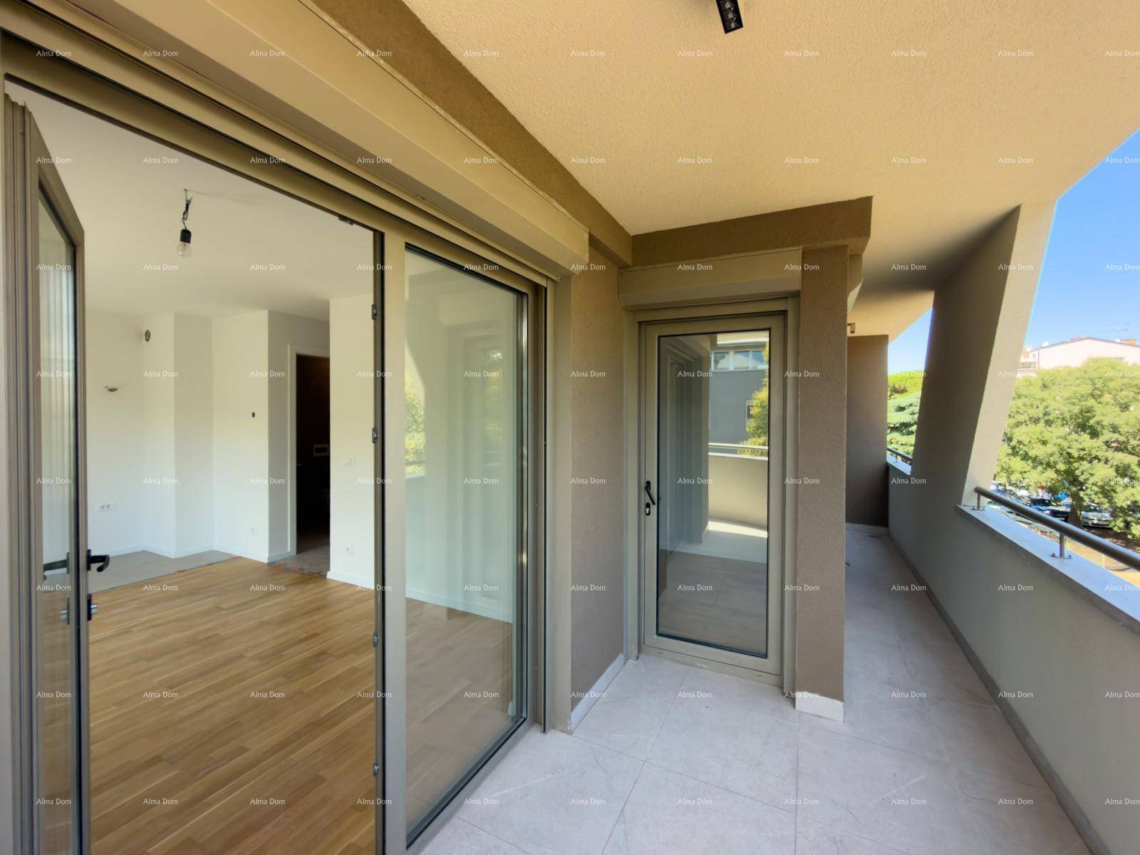 Geräumiger Balkon mit Fliesenboden und Blick auf die Umgebung, zugänglich von Innenräumen.