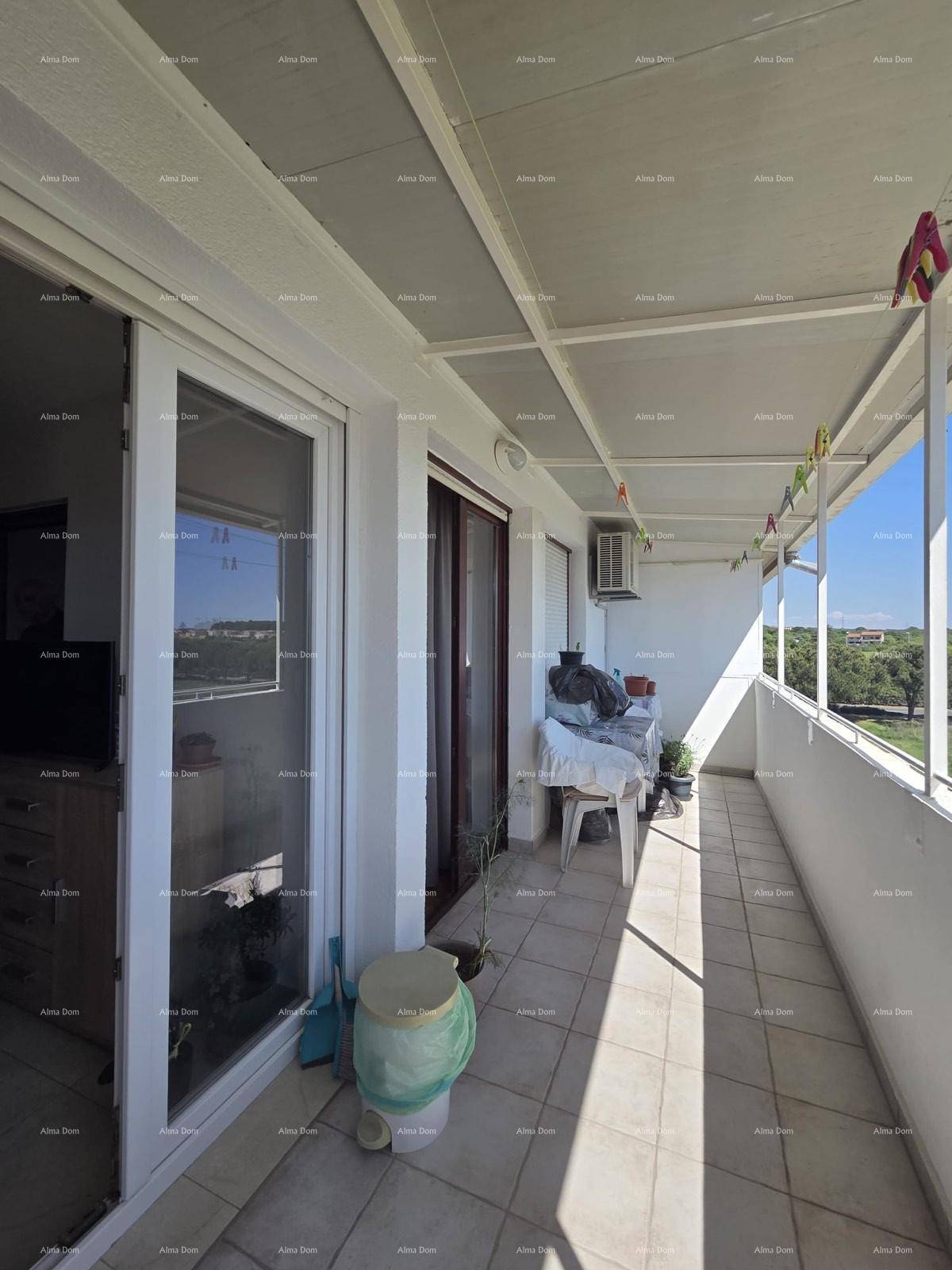 Heller Balkon mit Fliesenboden und weitem Blick, perfekt für sonnige Stunden im Freien.
