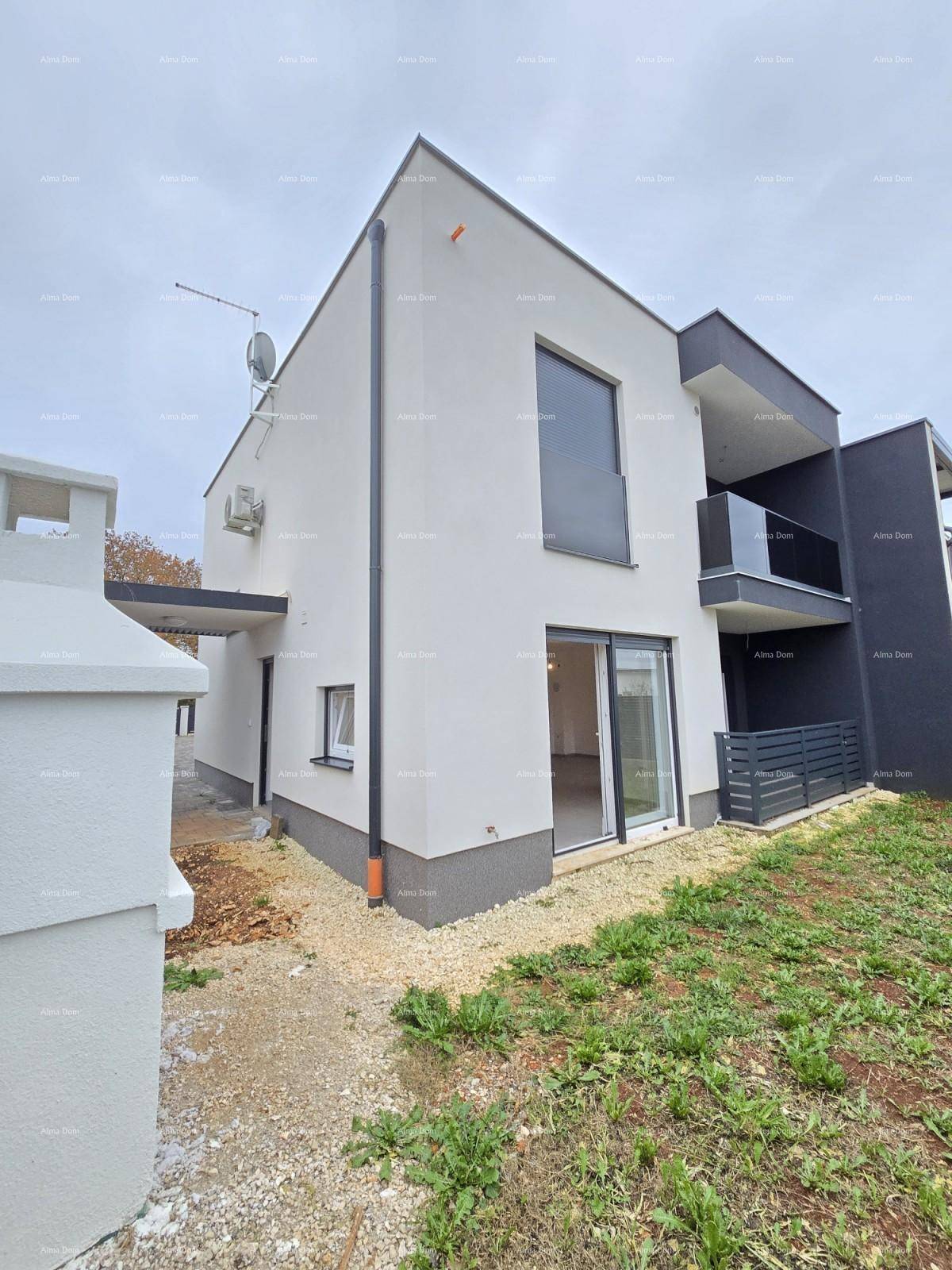Moderne Architektur mit weißer und dunkelgrauer Fassade sowie großen Fenstern und Balkon.