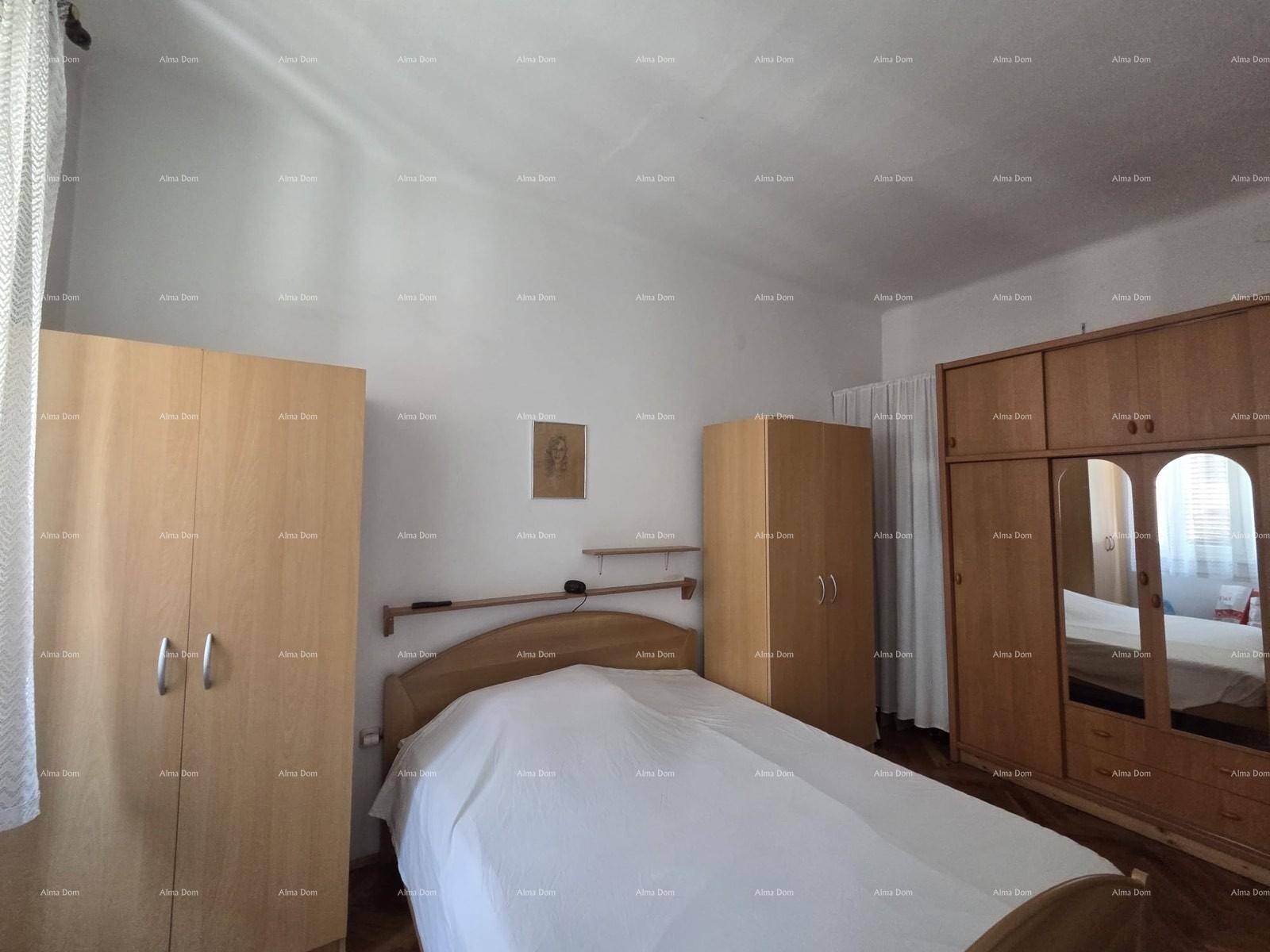 Schlafzimmer mit Bett und mehreren Holzschränken für ausreichend Stauraum.