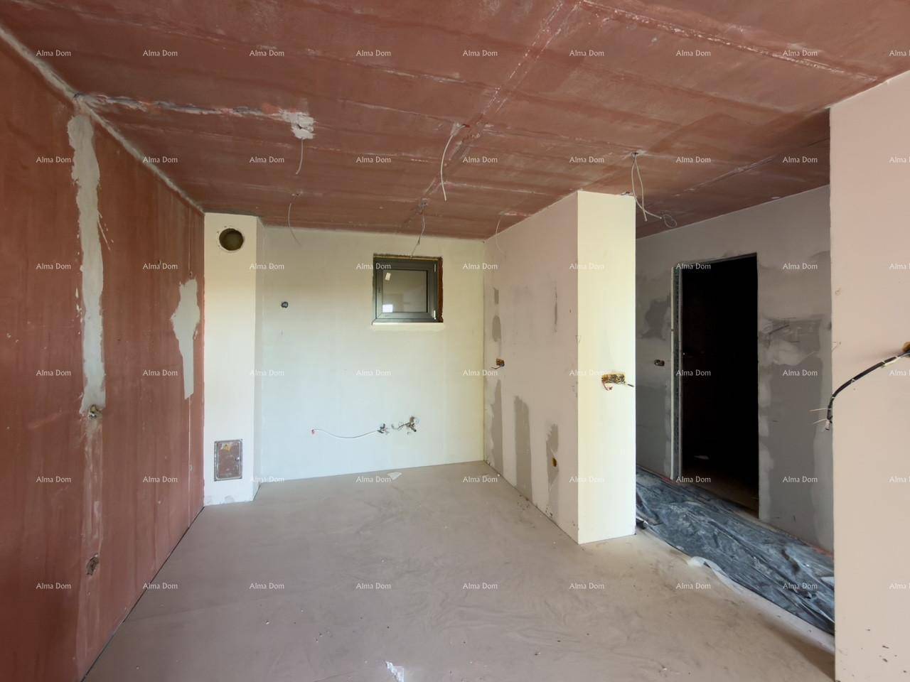 Rohbau eines Zimmers mit einem kleinen Fenster und sichtbaren Installationsvorbereitungen.
