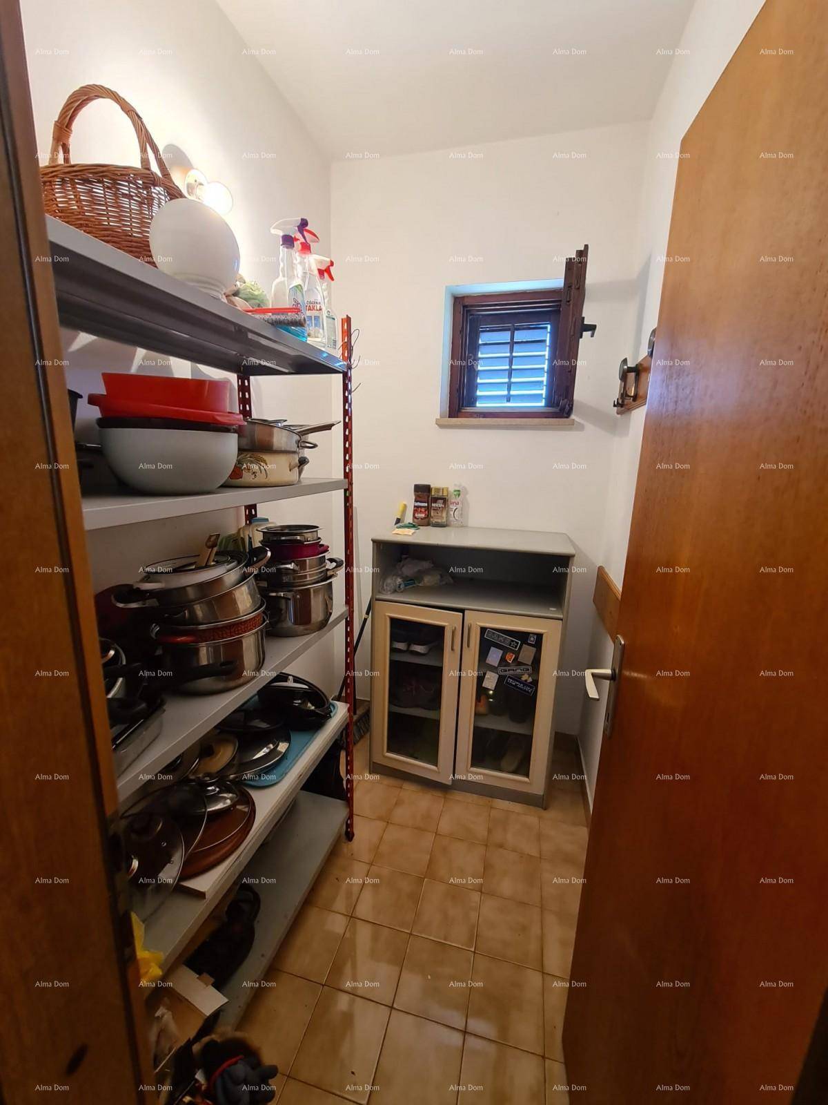 Praktische Speisekammer mit Regalen für Vorräte und Küchenutensilien, ausgestattet mit einem Fenster.