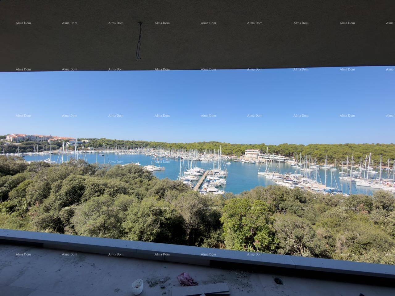 Weitläufiger Blick von einem Balkon auf den Yachthafen und das umliegende Grün.