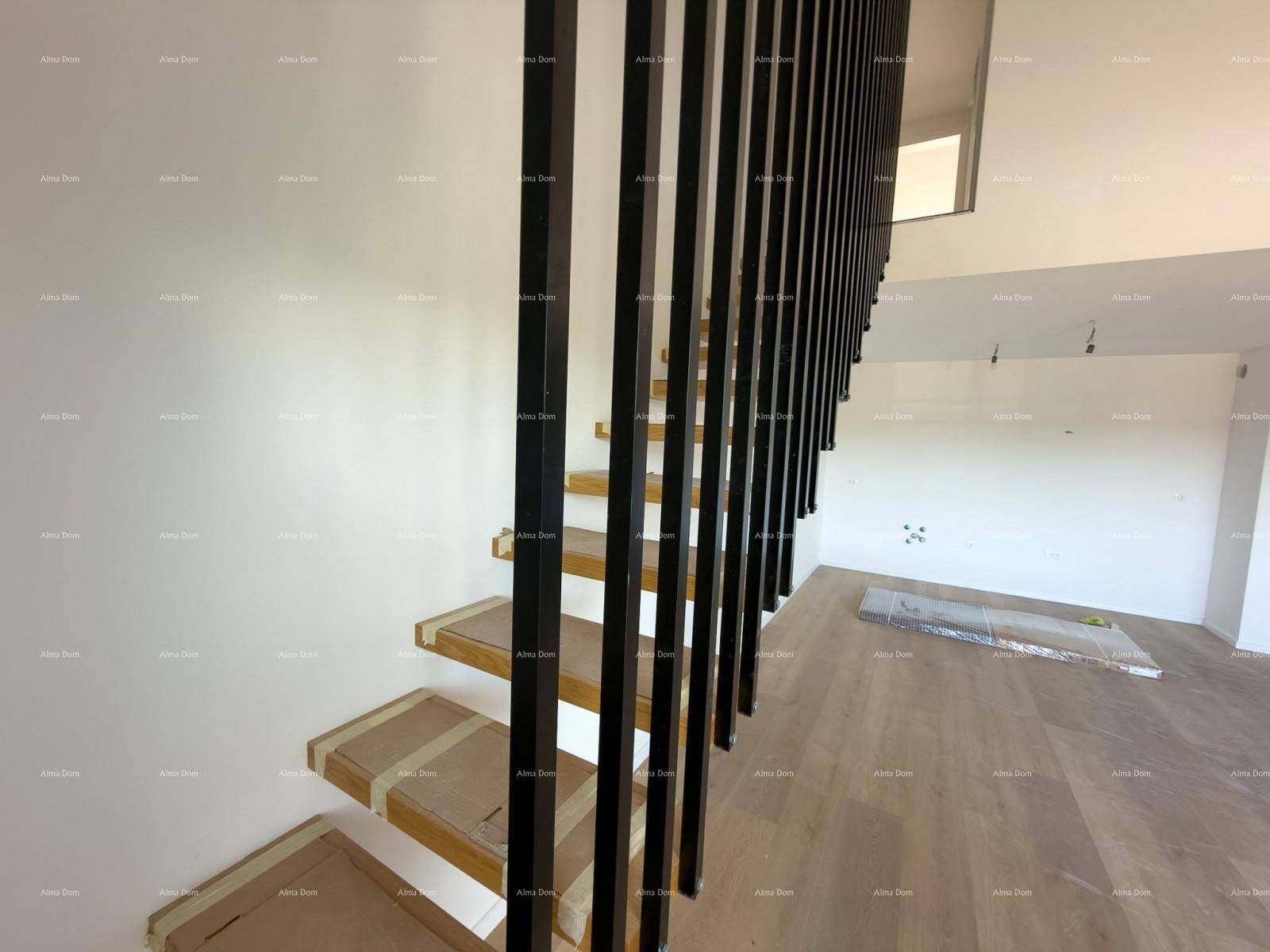 Detailansicht der modernen schwebenden Treppe mit schwarzen vertikalen Geländerstäben und Holzstufen.