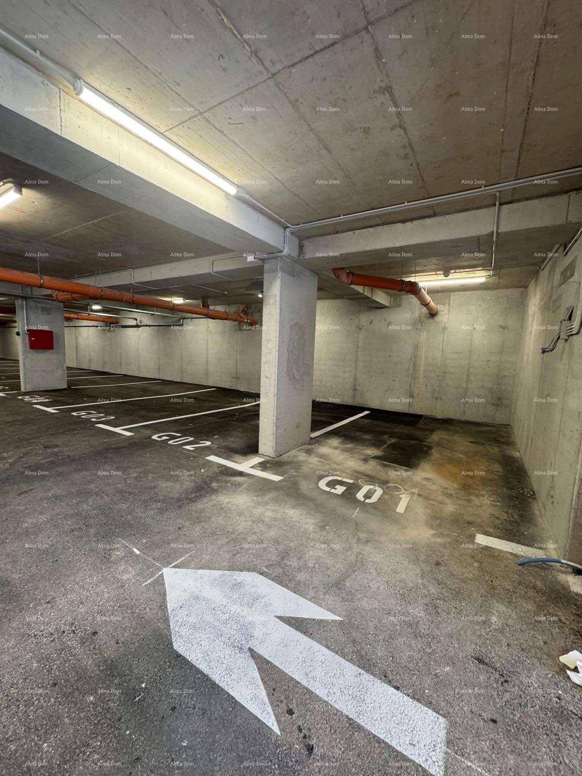 Tiefgarage mit Betonwänden und Parkmarkierungen, bereit für die Nutzung.