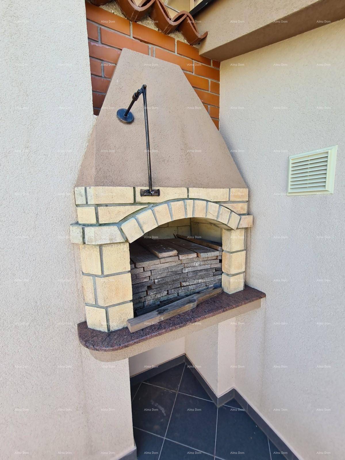 Detailansicht des gemauerten Grillbereichs auf der Terrasse mit Ablageflächen.