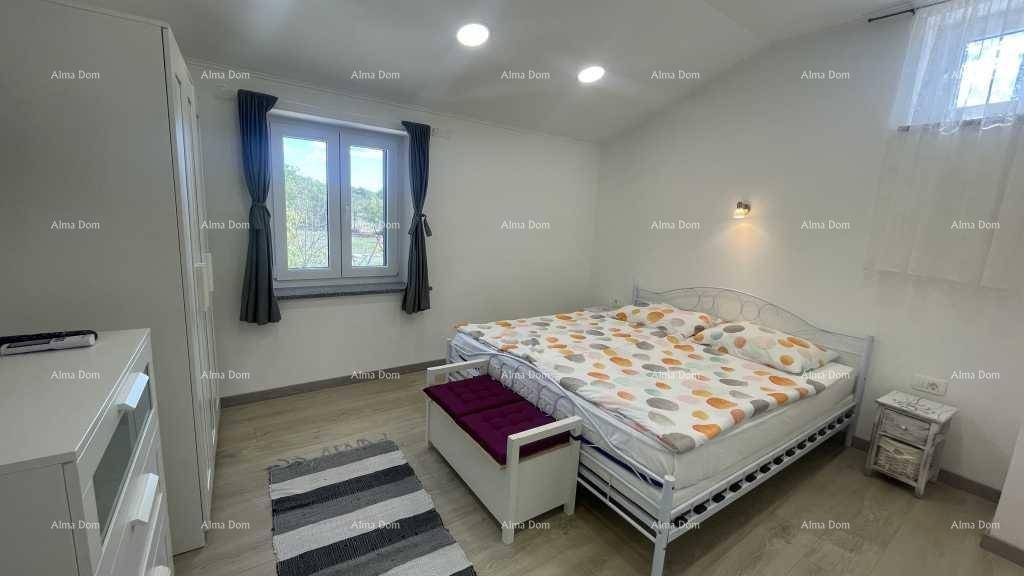 Gemütliches Schlafzimmer mit Doppelbett, Nachttisch und einem kleinen Fenster.