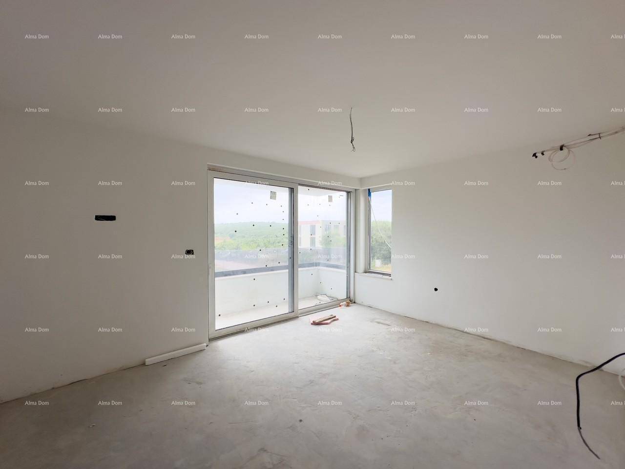 Heller Rohbau-Raum mit großen Schiebetüren und einem zusätzlichen Fenster, viel Tageslicht.