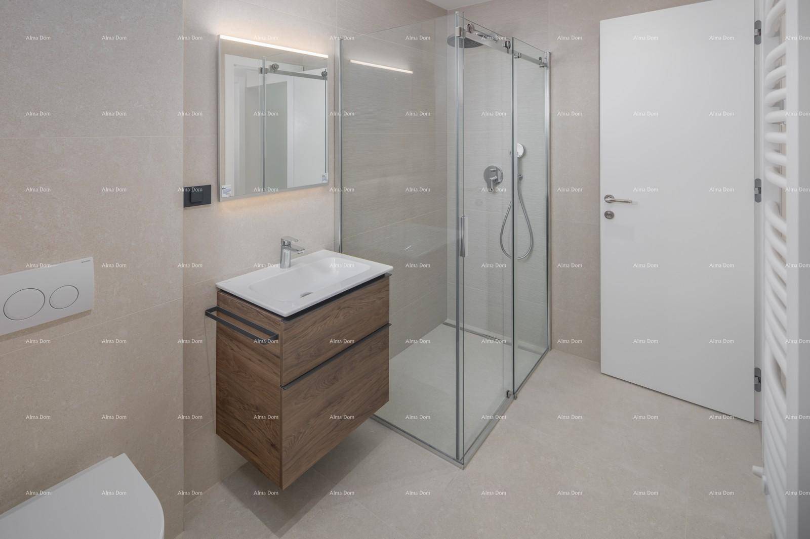 Stilvolles Badezimmer mit Glasdusche, Waschtischunterschrank und beleuchtetem Spiegel.