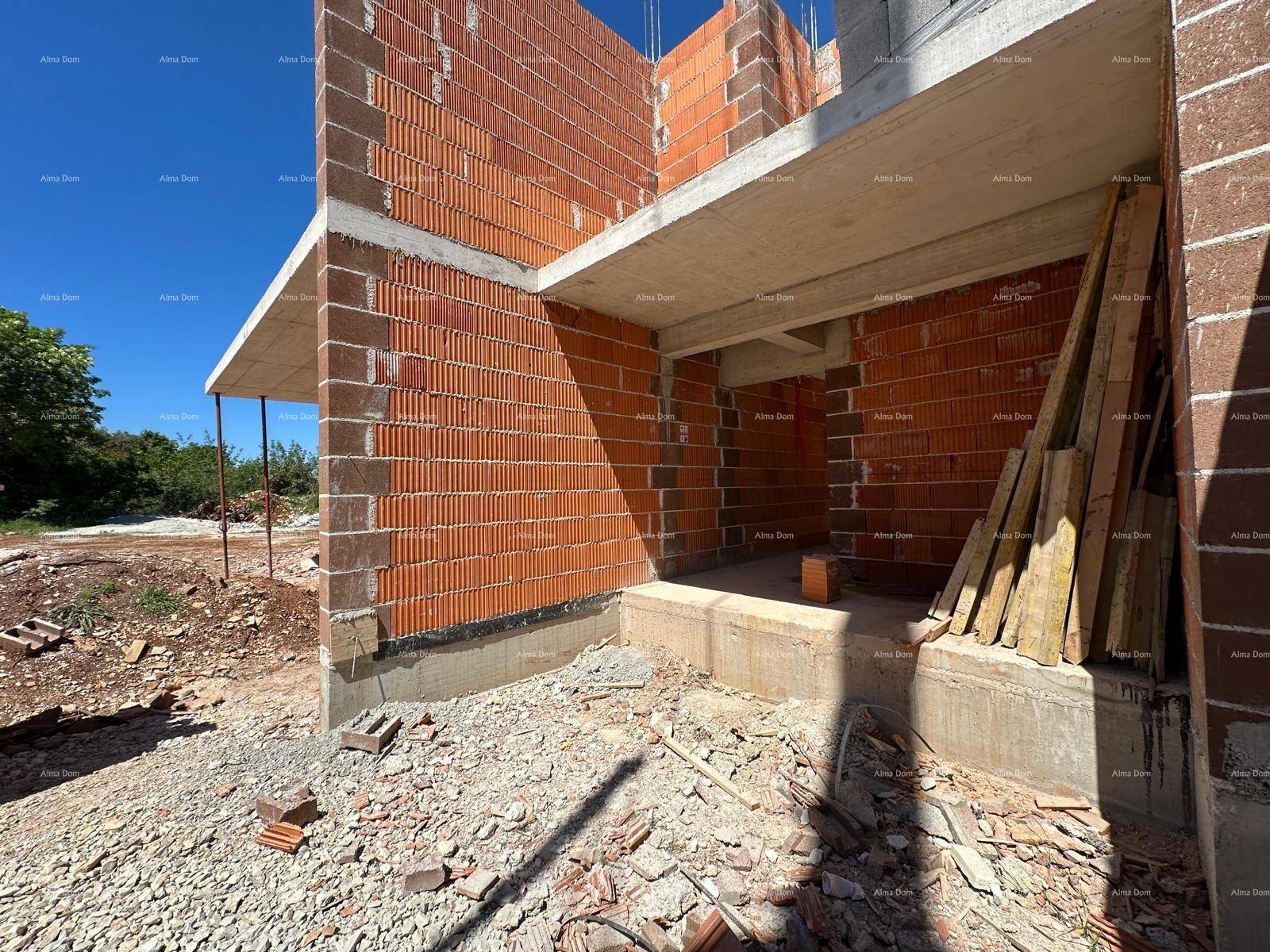 Außenansicht eines im Bau befindlichen Gebäudes mit sichtbaren Ziegelwänden und Betondecken.