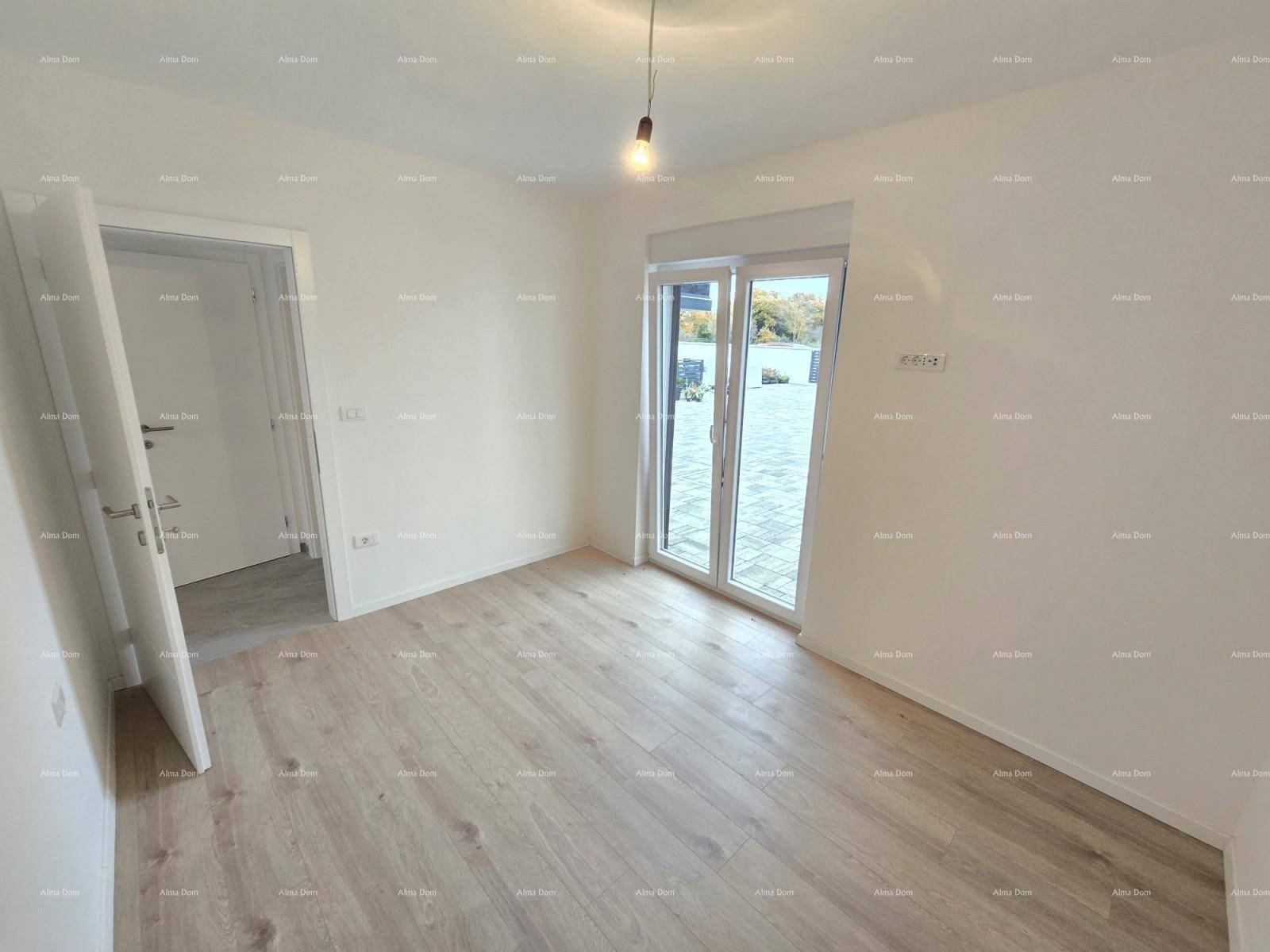 Helles Schlafzimmer mit Laminatboden und Zugang zu einem Außenbereich.