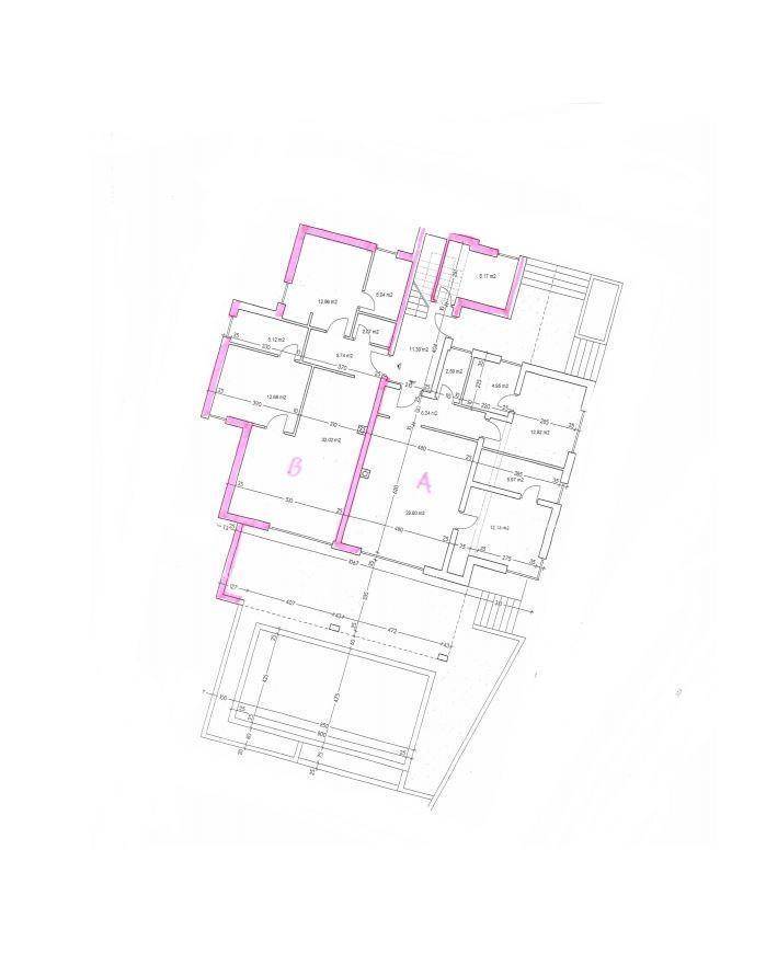 Grundrissplan eines Gebäudes mit markierten Bereichen und Raumaufteilung.