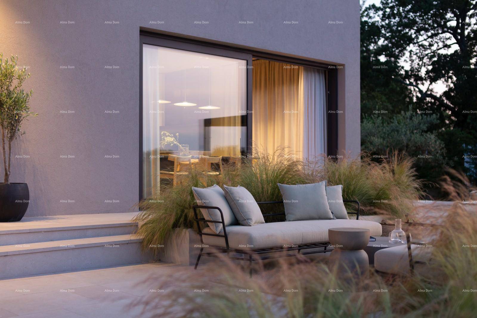 Gemütliche Terrasse mit Lounge-Möbeln und Blick in den Garten bei Sonnenuntergang.