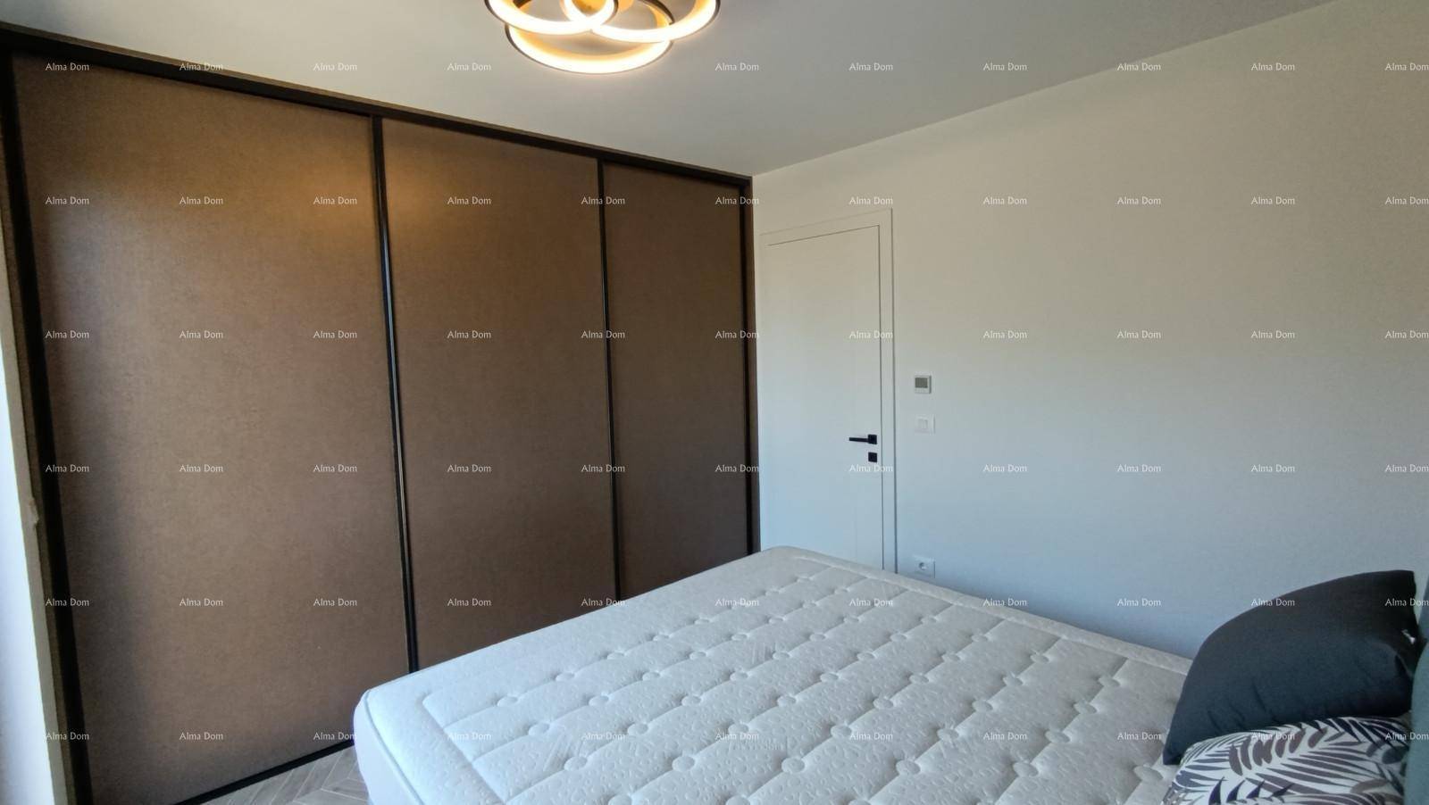 Schlafzimmer mit geräumigen Einbauschränken und hellem Ambiente, ideal für erholsame Nächte.