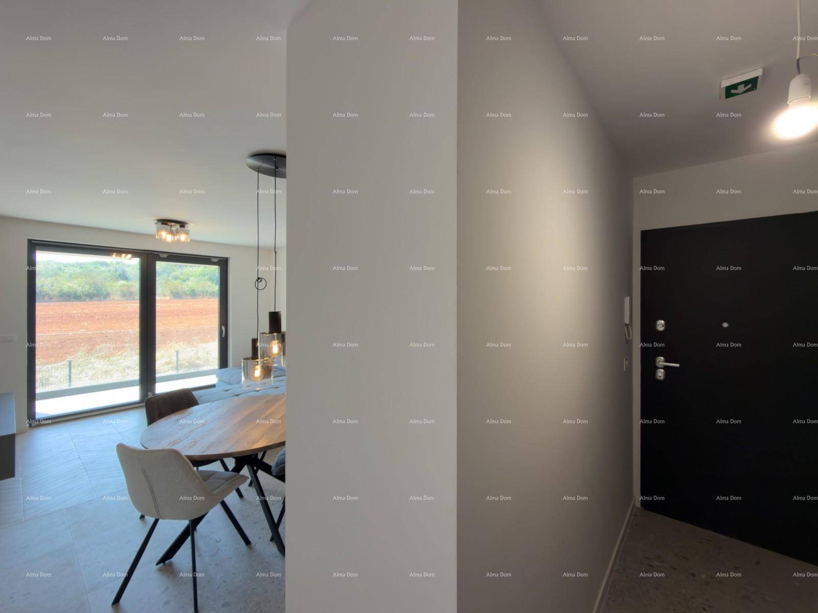 Blick vom Flur in den hellen Wohnbereich mit großen Fenstern und moderner Einrichtung.