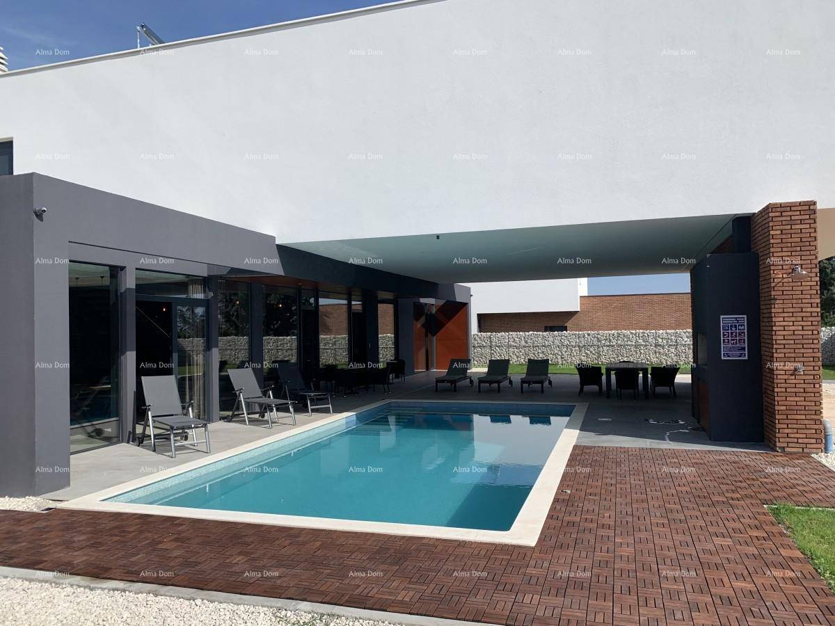 Moderner Außenbereich mit Pool, Holzterrasse und überdachtem Bereich für Entspannung und Essen.