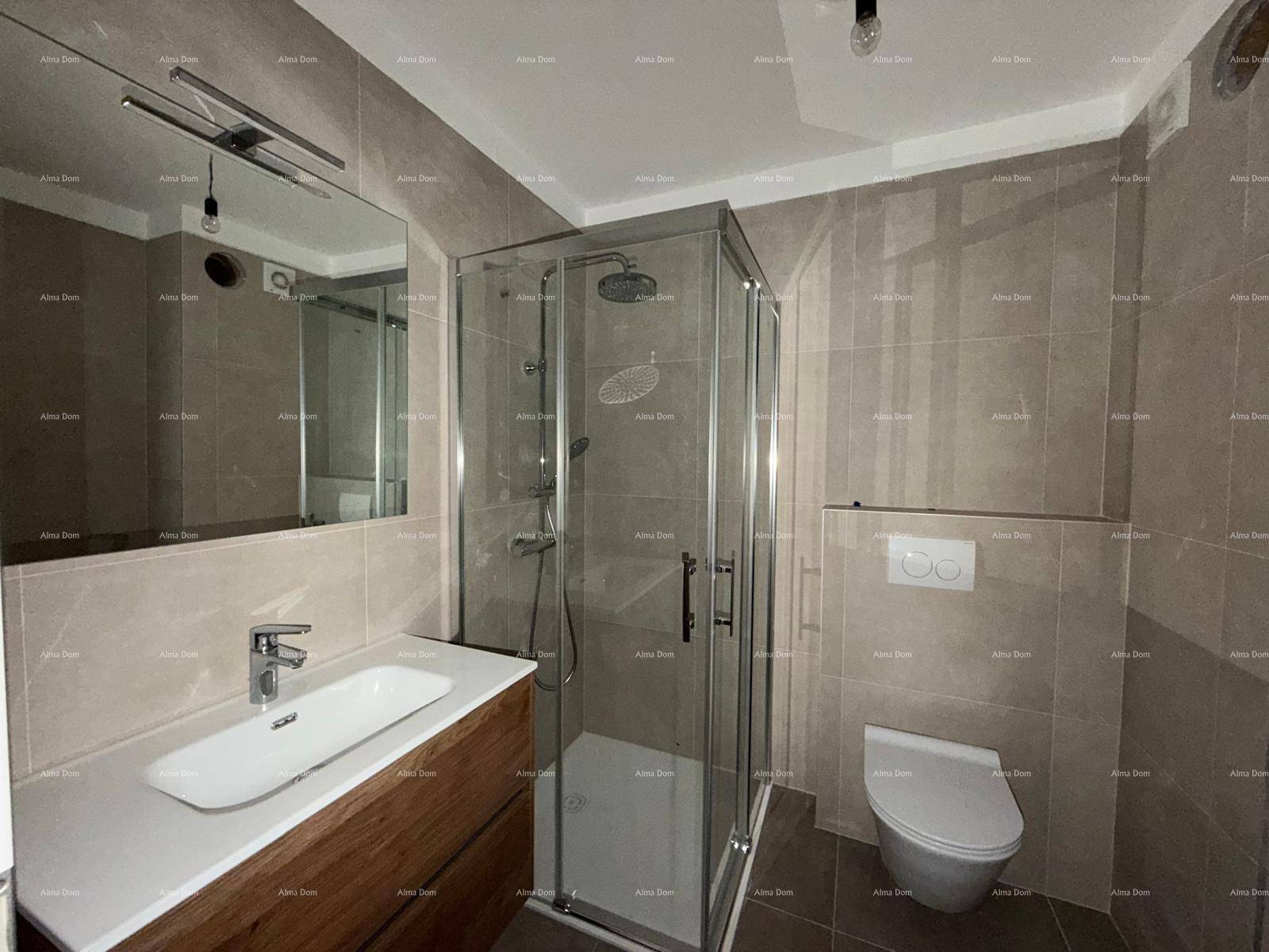 Modernes Badezimmer mit Duschkabine, Waschbecken und wandhängendem WC, hell gefliest.