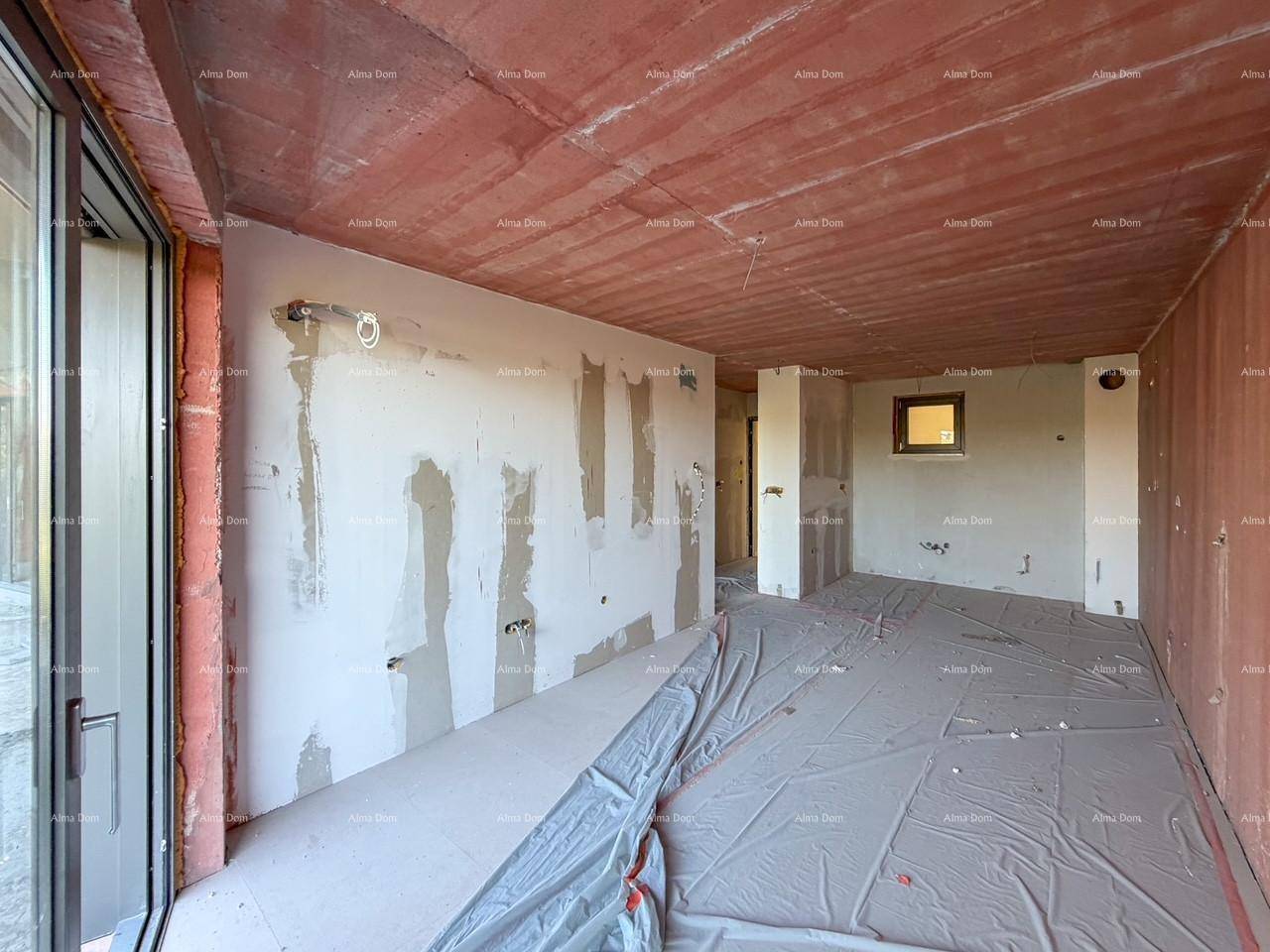 Geräumiger Raum im Rohbau mit großen Schiebetüren und Blick ins Freie.
