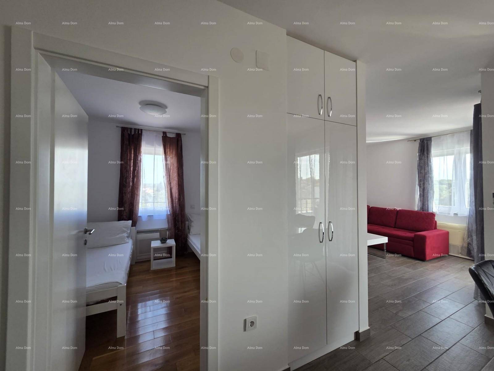 Flur mit glänzenden Einbauschränken, der zu einem Schlafzimmer und einem Wohnzimmer führt.