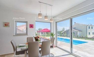 Moderner Essbereich mit stilvollem Tisch, Stühlen und großen Fenstern mit Blick auf den Pool.
