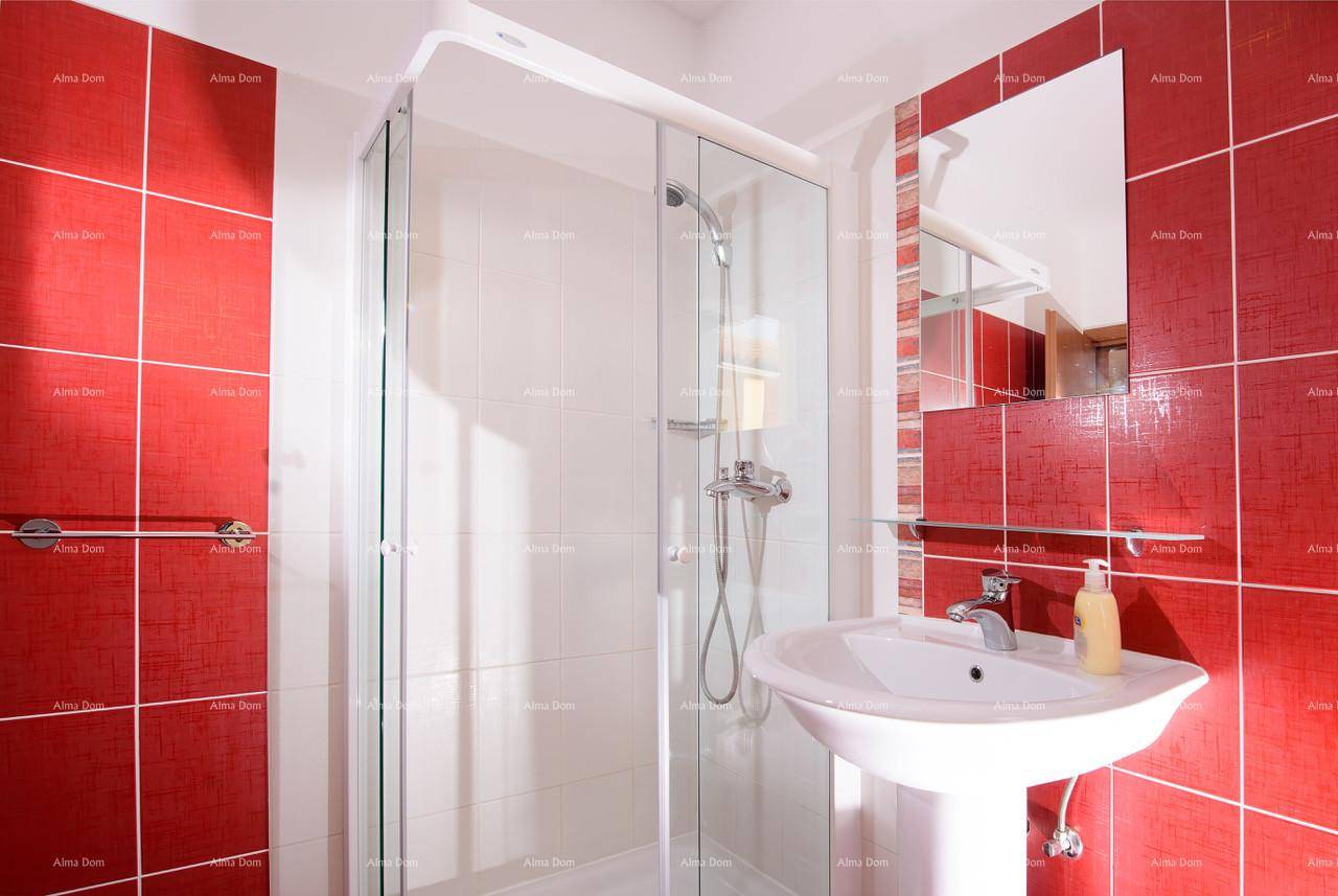 Modernes Badezimmer mit Duschkabine, Waschbecken und roten Fliesen.