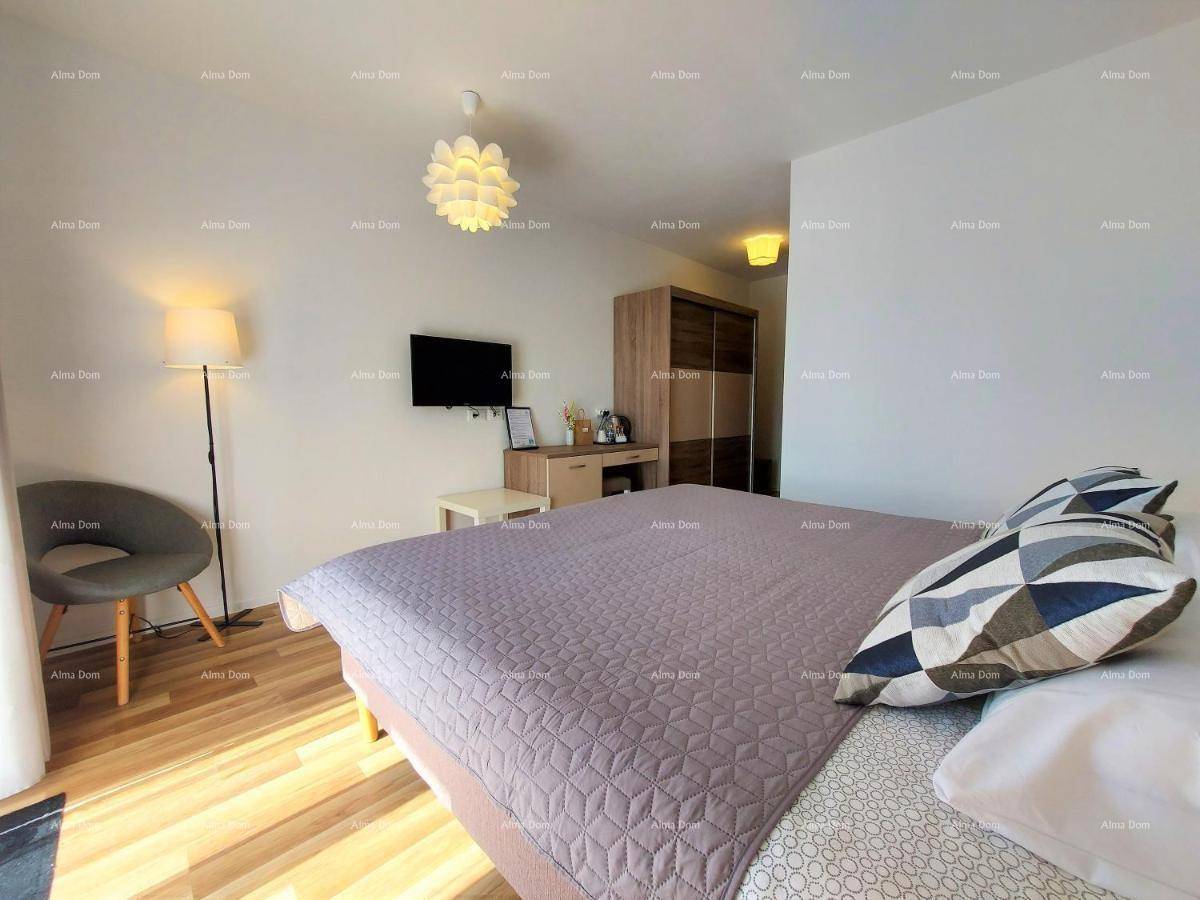 Helles Schlafzimmer mit Doppelbett, Holzboden und einem Kleiderschrank, ideal für Gäste.