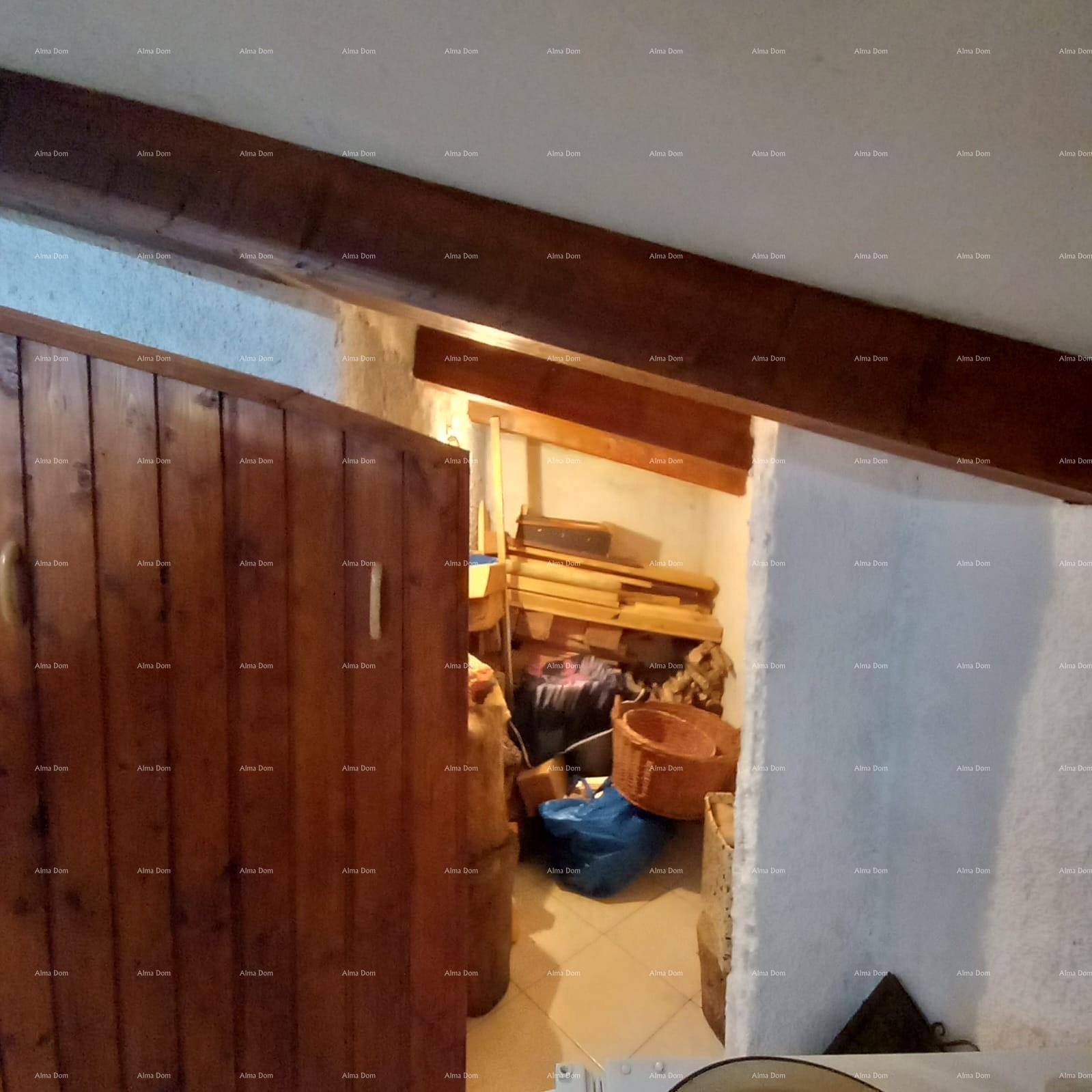 Abstellraum im Dachgeschoss mit Holzboden und verschiedenen gelagerten Gegenständen.