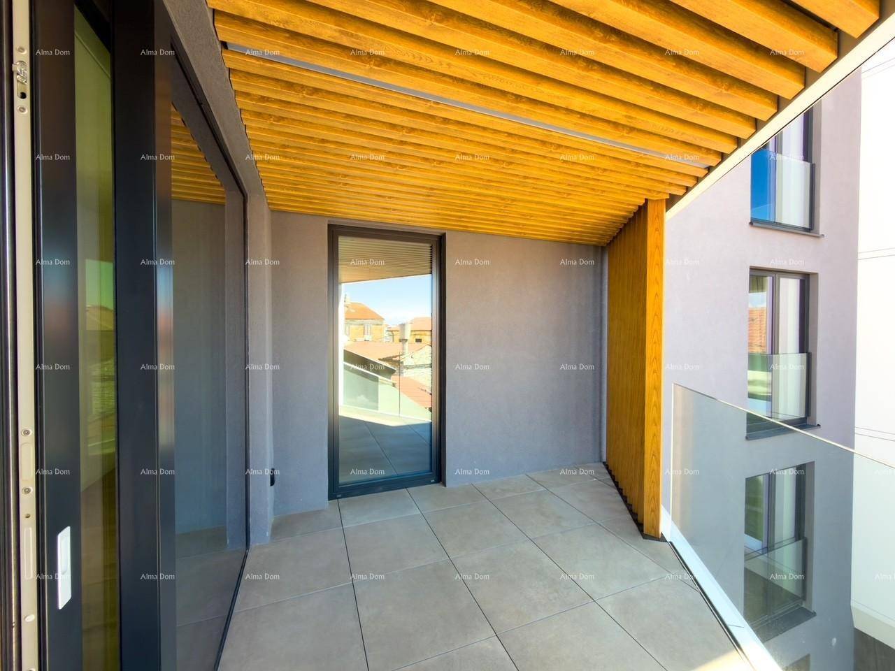 Heller Balkon mit Holzbalkendecke und Glasbrüstung, ideal für entspannte Stunden im Freien.