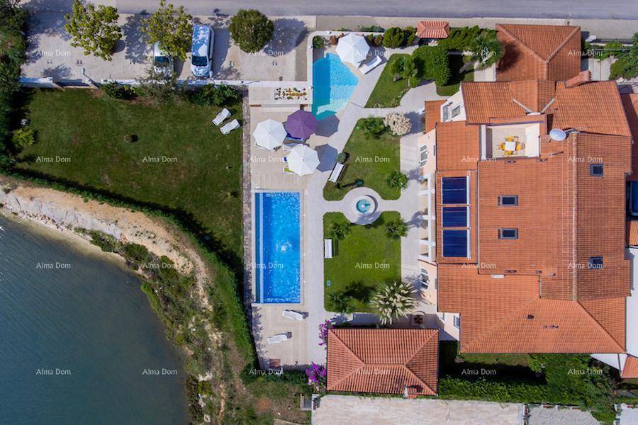 Luftaufnahme des Anwesens mit mehreren Gebäuden, zwei Pools, großem Garten und Meerzugang.