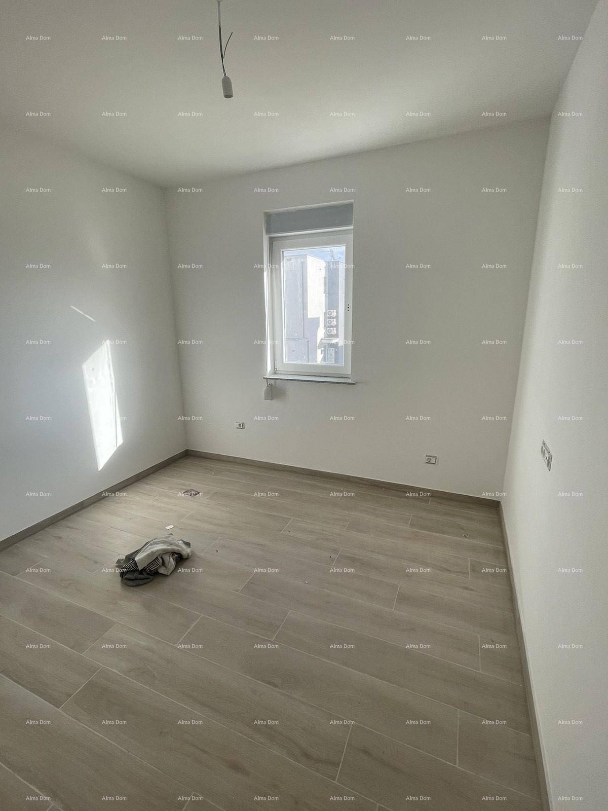 Helles Zimmer im Rohbau mit Fliesenboden, weißen Wänden und einem Fenster, das Tageslicht hereinlässt.
