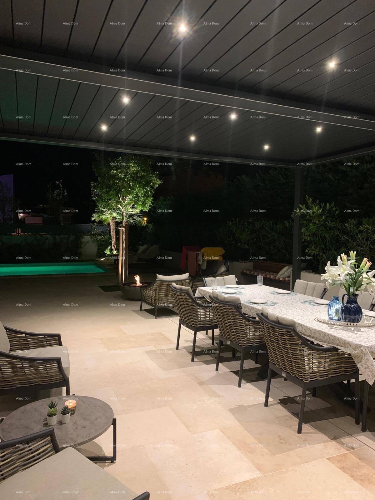 Stimmungsvoll beleuchtete Terrasse bei Nacht mit Essbereich und Lounge-Möbeln.