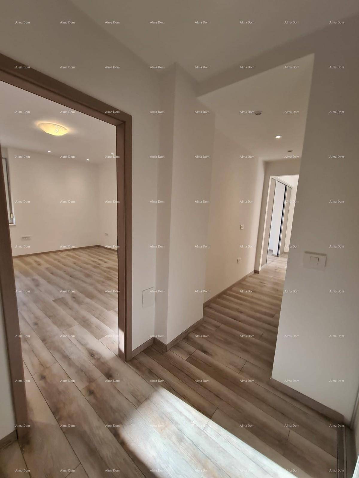 Heller Flur mit Holzoptik-Fliesenboden, der zu weiteren Zimmern führt.