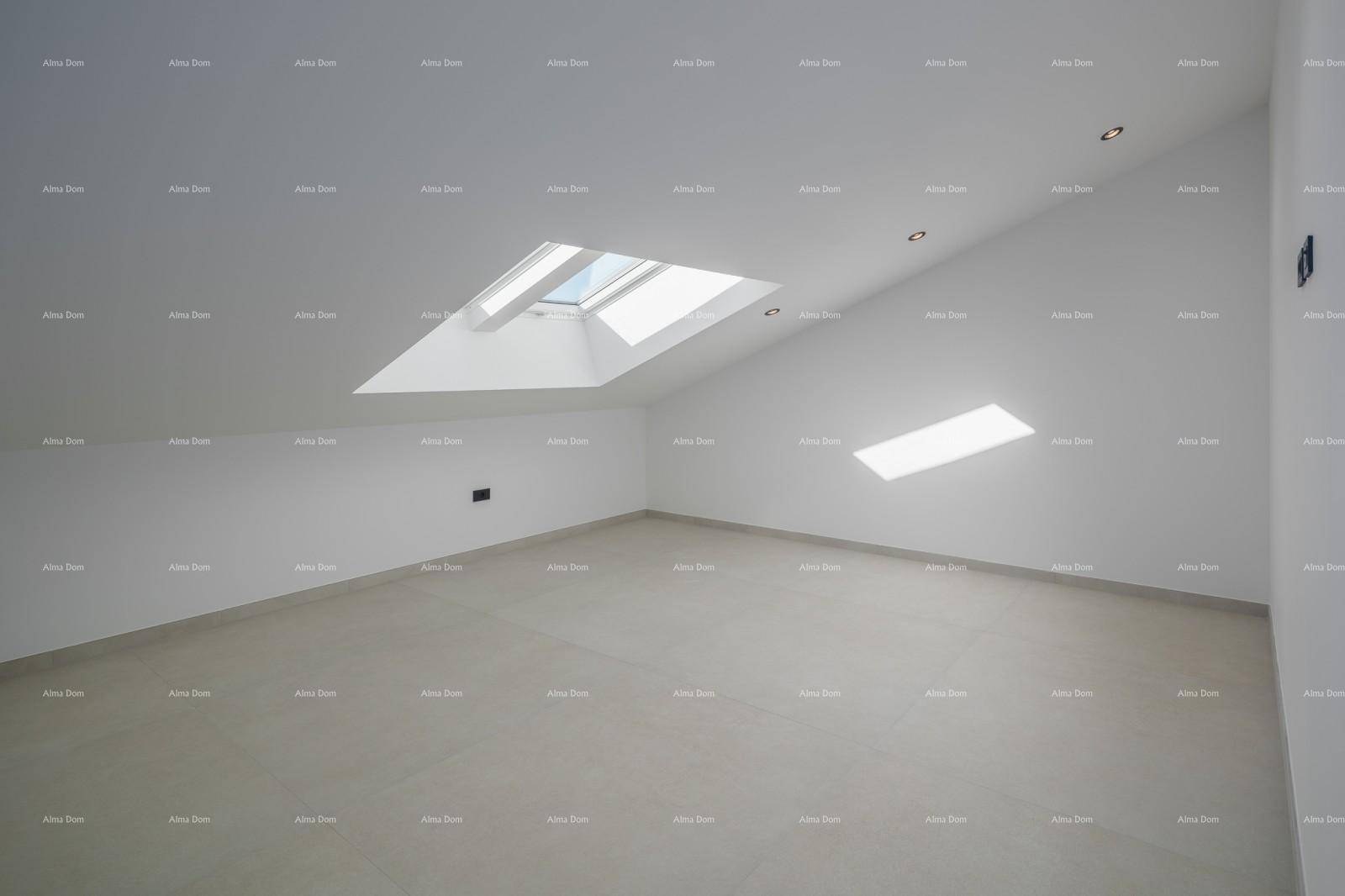 Lichtdurchflutetes Dachzimmer mit schrägen Wänden und zwei Dachfenstern, die eine helle Atmosphäre schaffen.