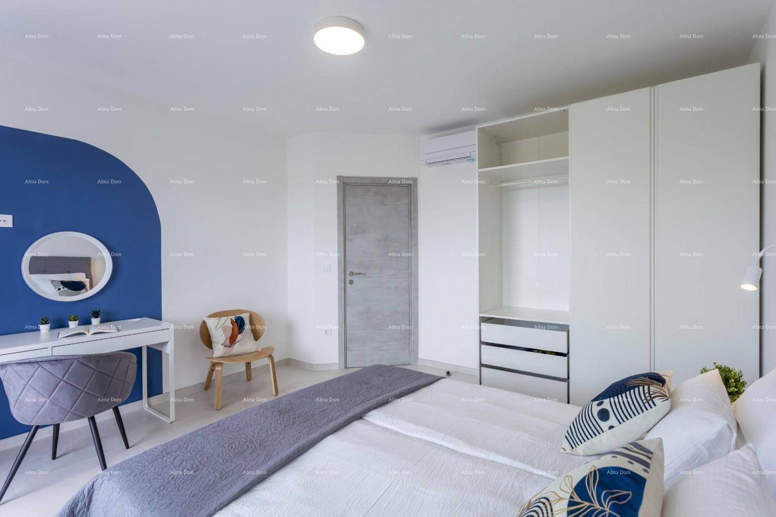 Helles Schlafzimmer mit integriertem Einbauschrank und Klimaanlage für angenehme Temperaturen.