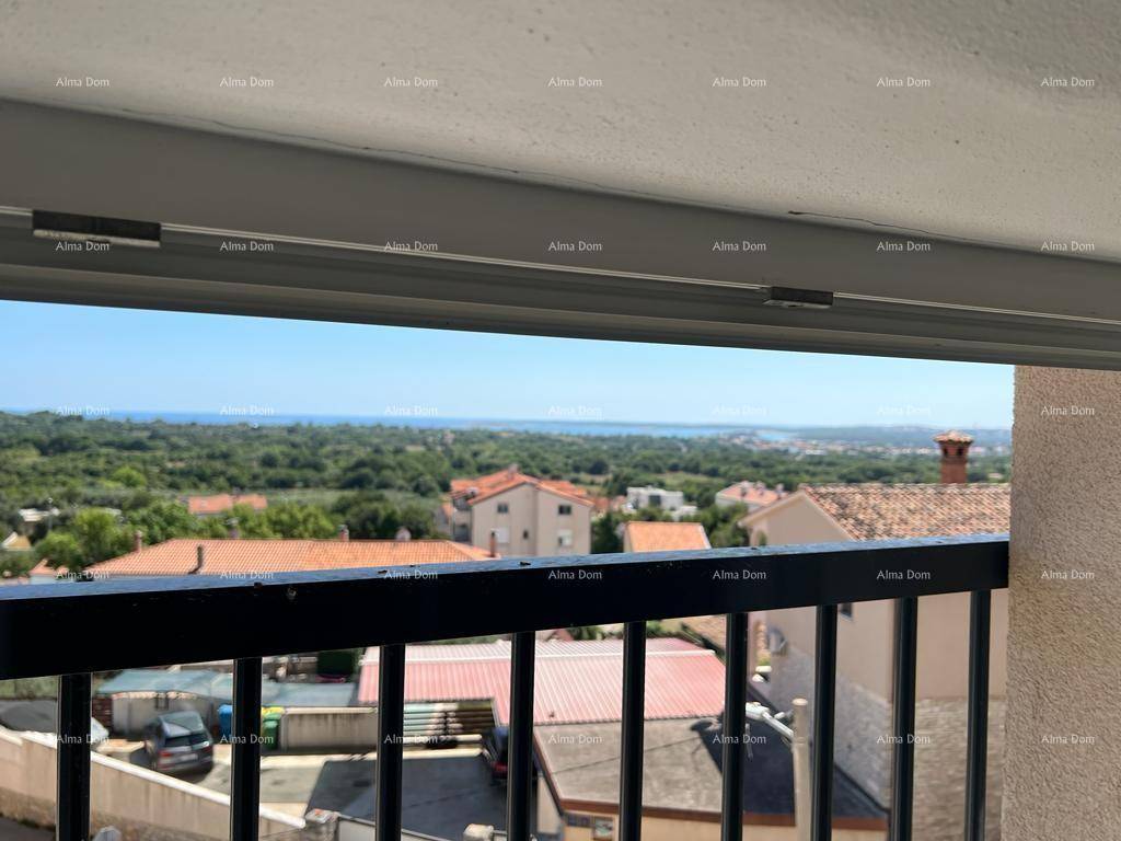 Panoramablick vom Balkon über die Dächer der Häuser und das ferne Meer.