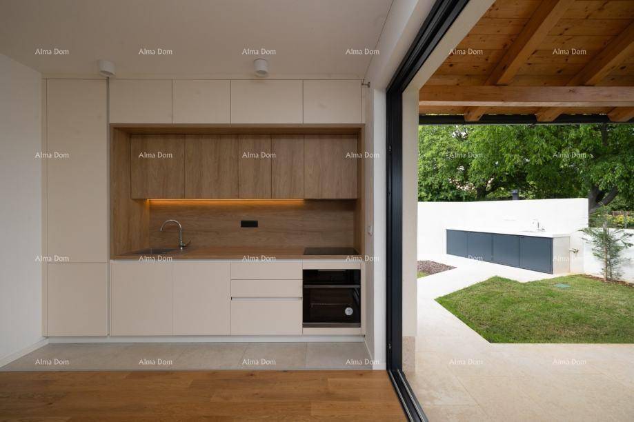 Helle Küche mit Zugang zum Garten und Blick auf eine moderne Außenanlage.